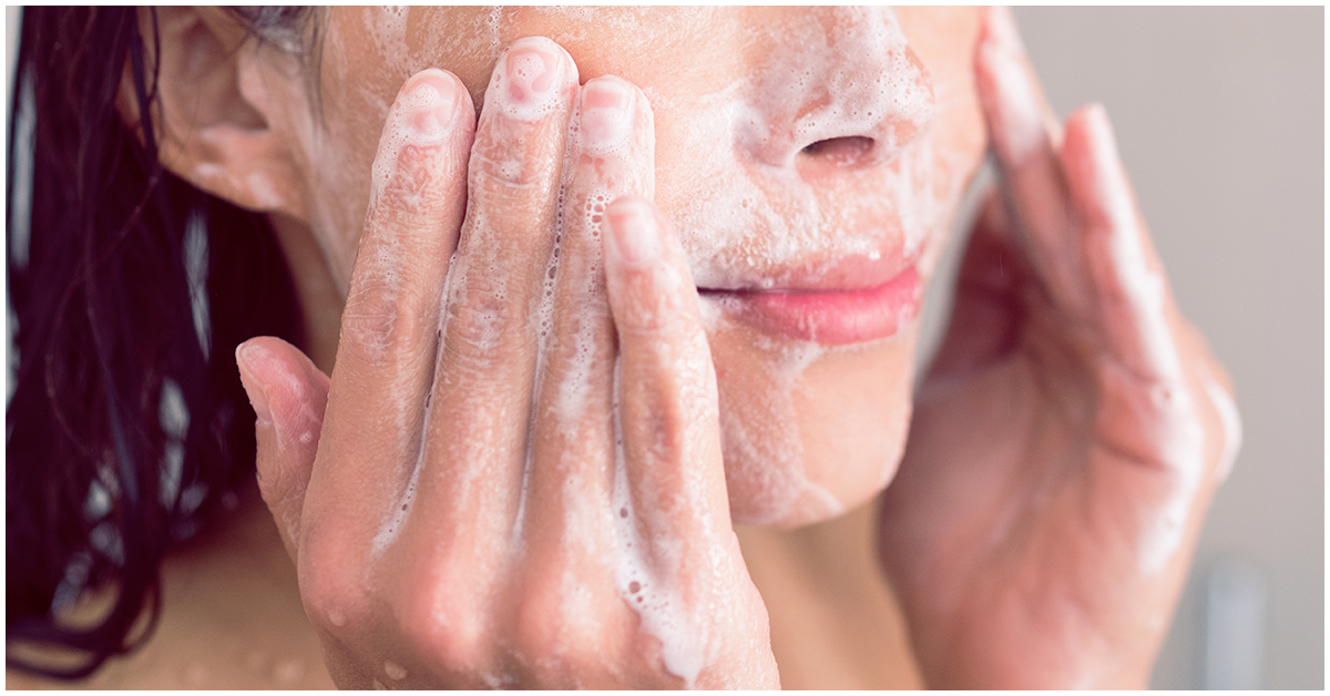 Lavarse la cara en la ducha no es tan bueno como pensabas